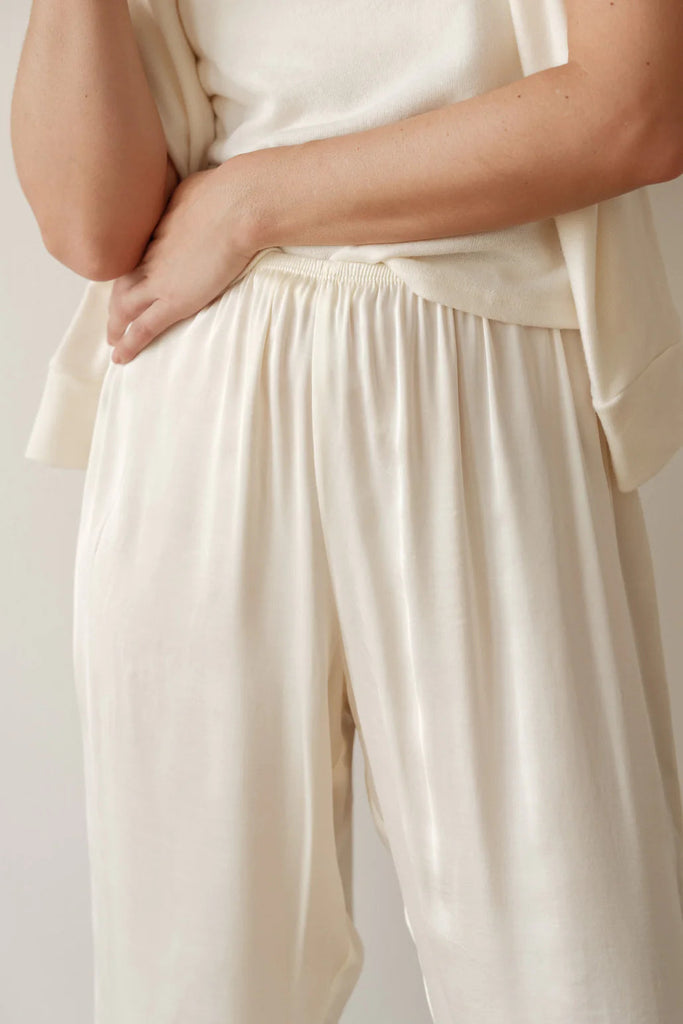Donni Satiny Simple Wide Leg Pant- Creme - Styleartist