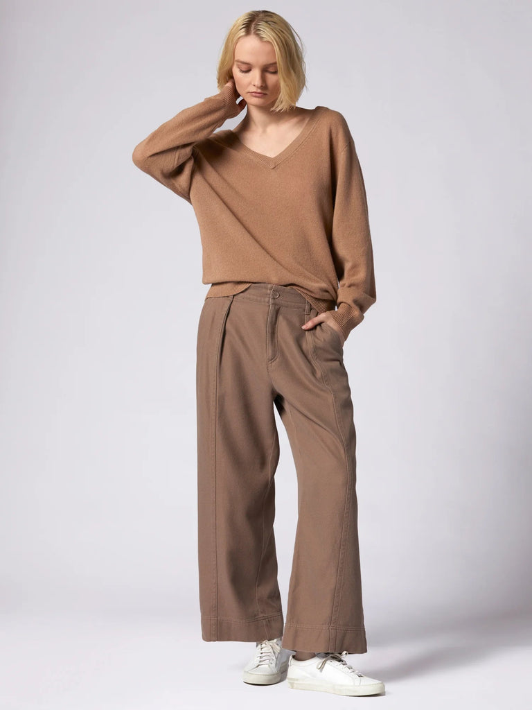 Equipment Lilou V-Neck Cashmere Sweater- Camel - Styleartist